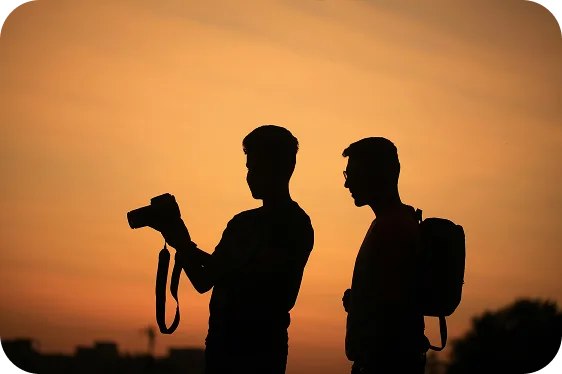 Trainspotter fotografieren gemeinsam im Abendlicht